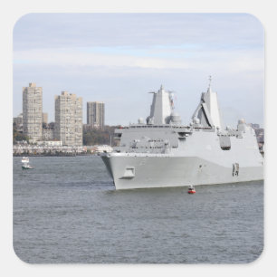 Marinesoldaten und Seeleute bemannen die Schienen Quadratischer Aufkleber