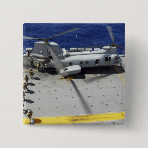 Marinesoldaten verschalen einen CH-46E Button