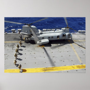 Marinesoldaten verschalen einen CH-46E Poster