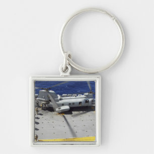 Marinesoldaten verschalen einen CH-46E Schlüsselanhänger