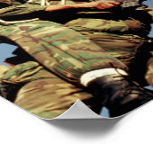 Mariniert auf einem SPIE RIG. Ein Seilgerät, das Poster (Ecke)