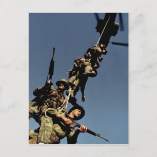 Mariniert auf einem SPIE RIG. Ein Seilgerät, das Postkarte