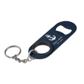 Maritime Navy Blaues Bootsname Anker Mini Flaschenöffner (Vorderseite Schrägansicht)