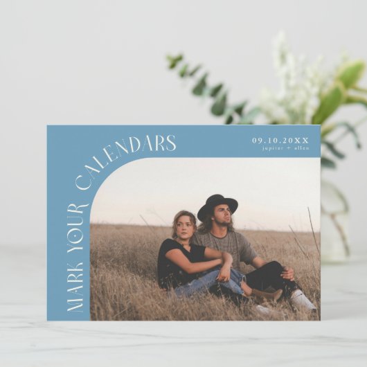 Mark Your Calendars Denim Blue Curved Frame Photo Save The Date (Stehend Vorderseite)