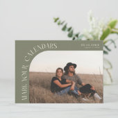 Mark Your Calendars Sage Green Curved Frame Photo Save The Date (Stehend Vorderseite)