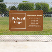 Markenbezeichnung auf braunem Banner (Insitu)