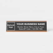 Markenbezeichnung auf der schwarzen Schreibtisch-N Schreibtischnamensplakette (Vorderseite )