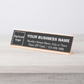 Markenbezeichnung auf der schwarzen Schreibtisch-N Schreibtischnamensplakette (Vorderseite )