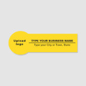 Markenbezeichnung auf gelbem Abzeichen Namensschild (Vorderseite)