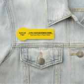 Markenbezeichnung auf gelbem Abzeichen Namensschild (Beispiel)