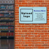 Markenbezeichnung auf hellblauen Bannern Banner