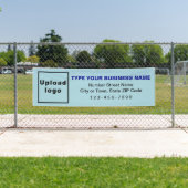 Markenbezeichnung auf hellblauer Banner (Insitu)