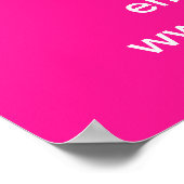 Markenbezeichnung auf rosa Plakat (Ecke)