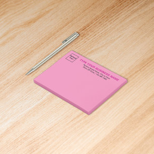 Markenbezeichnung auf rosa Rechteck Post-it Klebezettel
