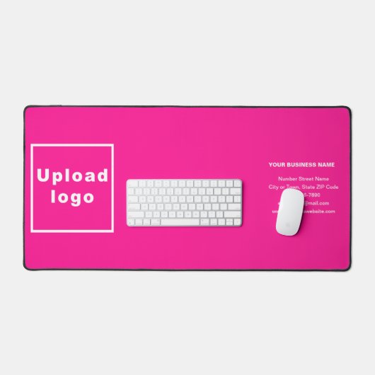 Markenbezeichnung auf rosa Schreibtischmatte (Tastatur & Maus)