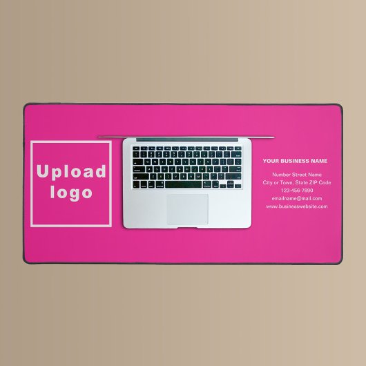 Markenbezeichnung auf rosa Schreibtischmatte