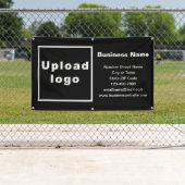 Markenbezeichnung auf schwarzem Banner (Insitu)