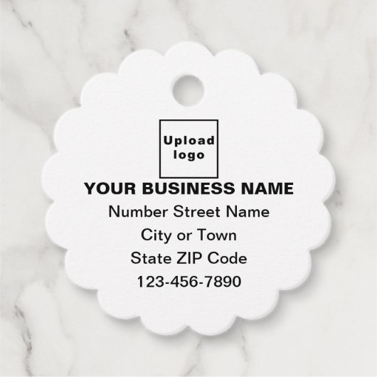 Markenbezeichnung auf weißem, skallopiertem Round- Geschenkanhänger (Vorderseite)