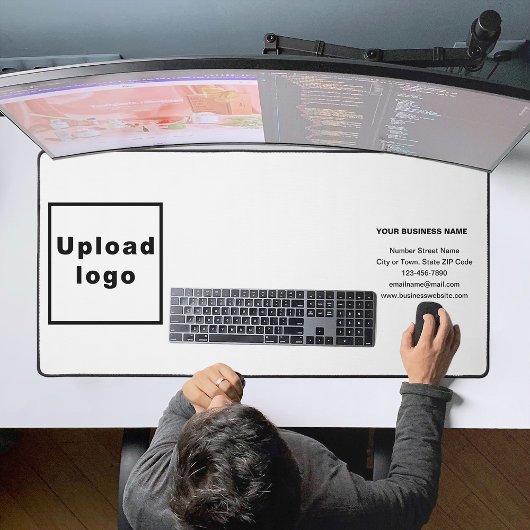 Markenbezeichnung auf White Desk Mat Schreibtischunterlage