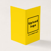 Markenbezeichnung und Produkt auf gelb geklappter Visitenkarten (Vorderseite)