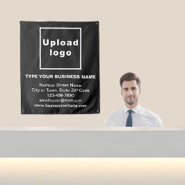 Markenbezeichnungen auf schwarzen Tapisserien Wandteppich