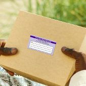 Markenname auf Lila Versandmarke hervorgehoben