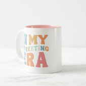 Marketing-Era-Kaffee Zweifarbige Tasse (Vorderseite Links)