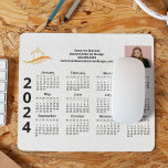 Marketing für kundenspezifische Firmenlogos 2024 - Mousepad<br><div class="desc">Dieses moderne Businesskalender Mousepad ist mit Ihrem beruflichen Firmennamen unter dem Namen des Agenten in eleganter Typografie gefertigt. Dieser minimalistische Schwarz-Weiß-Kalender-Magnet weist auf der einen Seite Ihr Logo und auf der anderen ein personalisiertes Foto auf. Zeitgemäße Marketing-Tools für ein Unternehmen im Jahr 2024. Die Wochen beginnen mit Montag.</div>