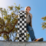 Markierte Quadrate schwarz-weiß geometrischer Retr Skateboard<br><div class="desc">Geschenkte Quadrate Schwarz-Weiß geometrische Retromuster Geschenk für jedermann. Cooles,  hintergrundgezogenes geometrisches Quadratmuster. Vintage Fliesen schwarz-weiß modernes Schachbrett.</div>