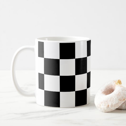 Markierte Quadrate Schwarz-Weiß-geometrisches Retr Kaffeetasse (Mit Donut)