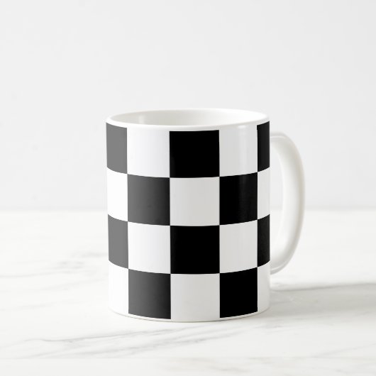Markierte Quadrate Schwarz-Weiß-geometrisches Retr Kaffeetasse (VorderseiteRechts)