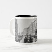 Markt-Straße, Manchester, c.1910 Zweifarbige Tasse (Vorderseite Links)