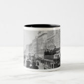 Markt-Straße, Manchester, c.1910 Zweifarbige Tasse (Mittel)