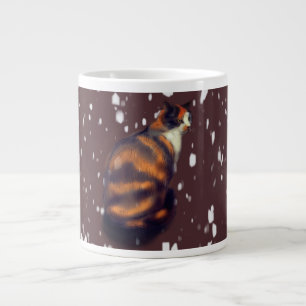 Marmalade cat in der schneeriesigen Tasse
