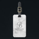 Marmor Personalisiert Bridesmaid's Name und Monogr Gepäckanhänger<br><div class="desc">Elegante Personalisierte Bridesmaid-Geschenke in Schwarz und Weiß mit personalisierten Monogramm im Stil eines grauen, eleganten Drehbuch-Schriftartes mit Name und Titel der Brautjungfrau im klassischen Serif-Schriftart-Stil auf weißem Marmor-Hintergrund. Auch perfekt für Trauzeugen, Trauzeuge, Brautvater, Trauzeugin, Blume Mädchen, Brautmutter und mehr. Bitte beachten Sie: Die Marmordetails werden im Kunstwerk simuliert. Bei der...</div>