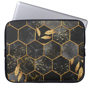 Marmor-Sechseck, Textur mit goldenen Blättern. Laptopschutzhülle