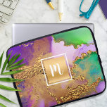 Marmorgold lila Aquarellgold Laptopschutzhülle<br><div class="desc">Ein funkelnd, vergoldetes, Imitat goldenes Folienquadrat mit einer Schriftzeichen-Monogramm-Initial überlagert einen reichen, goldfarbenen, lila, grünen, aqua- und rosa Aquarellhintergrund auf diesem eleganten, trendigen, gürteligen, monogrammatierten neopren Laptop-Ärmel. Macht jedes Mal, wenn ihr es benutzt, eine lustige und stilvolle Aussage. Dieser Laptop-Ärmel ist in drei Größen erhältlich: 15 Zoll, 13 Zoll und...</div>