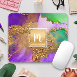 Marmorgold lila Aquarellgold Mousepad<br><div class="desc">Ein funkelnd, vergoldetes, Imitat vergoldetes Quadrat mit einem Schriftzeichen-Monogramm-Initial überlagert einen reichen, goldfarbenen, lila, grünen, aqua- und rosa Aquarellhintergrund auf diesem eleganten, trendigen, gürteligen, monogrammatierten Mousepad. Macht jedes Mal, wenn Sie es benutzen, eine elegante und stilvolle Aussage. Ein großartiges Geschenk für einen Freund und auch für dich! Geben Sie einfach...</div>