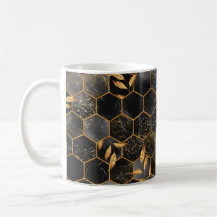 Marmorhexagon nahtlose Textur mit goldenen Blätter Kaffeetasse