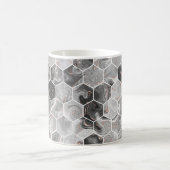 Marmorhexagon nahtlose Textur mit Goldmuster Kaffeetasse (Mittel)