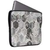 Marmorhexagon nahtlose Textur mit Goldmuster Laptopschutzhülle (Vorne Rechts)
