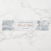 Marmorhintergrund, Elegantes Hochzeitsskript Wasserflaschenetikett (Einzelnes Label)