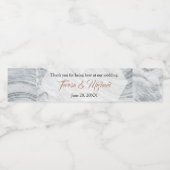 Marmorhintergrund, Elegantes Hochzeitsskript Wasserflaschenetikett (Einzelnes Label)