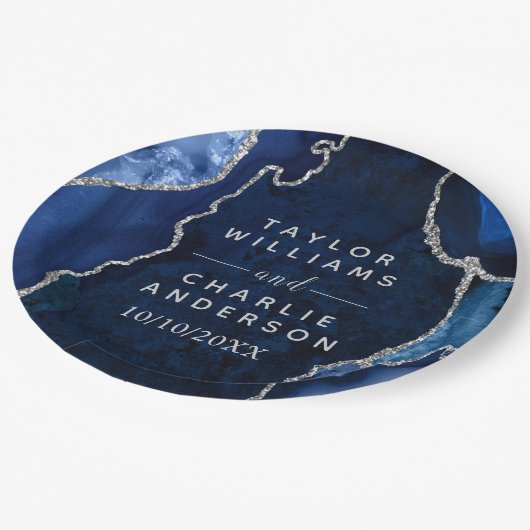 Marmorhochzeit in Navy Blue und Silver Agate Pappteller (Schrägansicht)