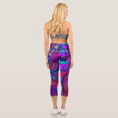 Marmorierte Magenta, Abstrakte Kunst in Blau und R Capri Leggings (Rückseite)