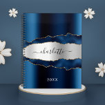 Marmorname 2023 planer<br><div class="desc">Navy Blau und Imitate silberne Metall und Age, Marmor Stein Druck als Hintergrund. Personalisieren Sie Ihren Namen und fügen Sie ihn hinzu. Der Name ist mit einem modernen handgeschriebenen Stilskript geschrieben.</div>