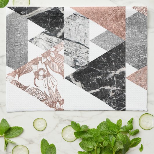 MarmorRosen-Goldsilber und BlumenGeo Dreiecke Handtuch (Gefaltet)