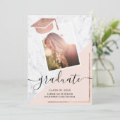 Marmorrot Rose Gold Graduierte Foto Abschluss Einladung (Stehend Vorderseite)
