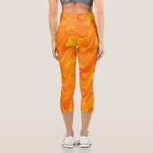 Marmorrotes gelbes Muster Capri Leggings (Rückseite)