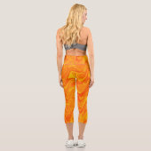 Marmorrotes gelbes Muster Capri Leggings (Rückseite)